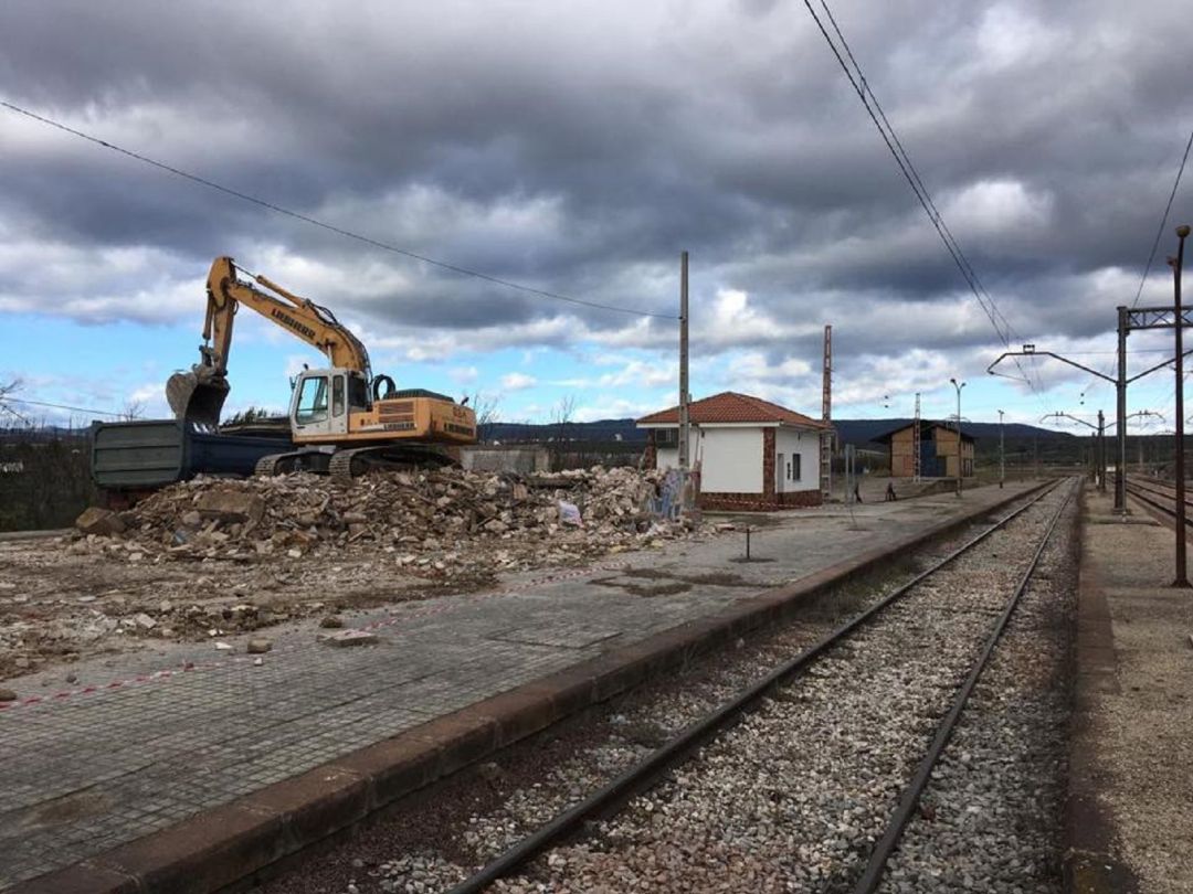 Adif explica sus motivos para derribar la antigua estación de ferrocarril de Marmolejo Adif explica sus motivos para derribar la antigua estación de ferrocarril de Marmolejo