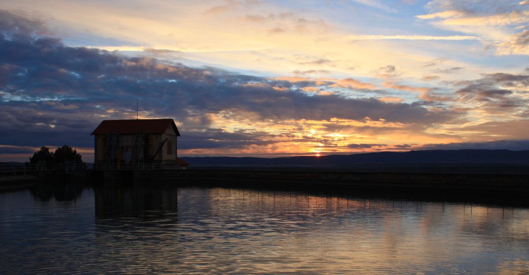 Atardecer desde la balsa del Salto de Villalba de la Sierra (Cuenca). Atardecer desde la balsa del Salto de Villalba de la Sierra (Cuenca).