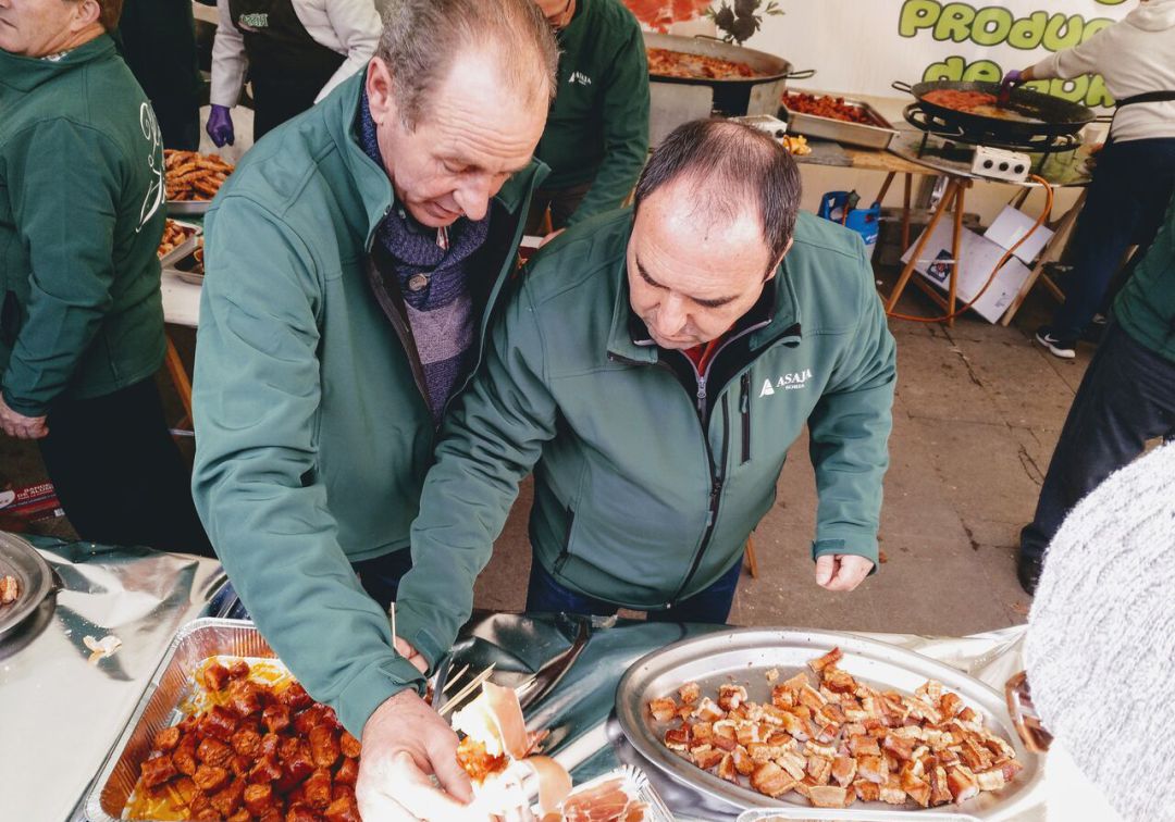 Multitudinario reparto de torreznos, chorizos y jamón de Asaja en Herradores en defensa del sector porcino
