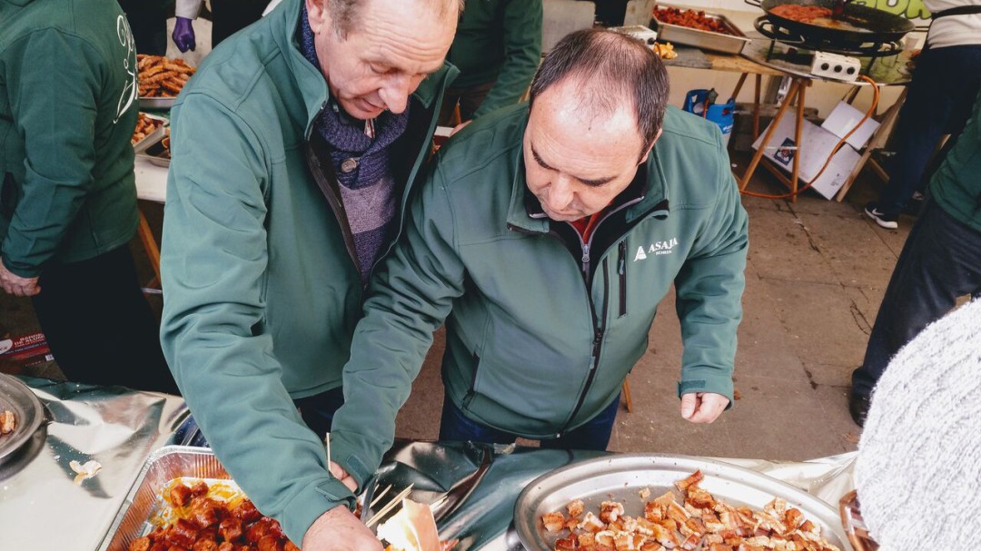 Multitudinario reparto de torreznos, chorizos y jamón de Asaja en Herradores en defensa del sector porcino