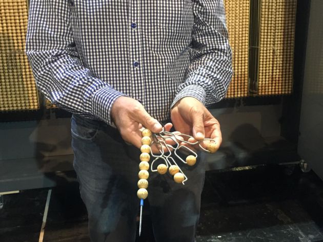 Las bolas con los números y con los premios. Las bolas con los números y con los premios.