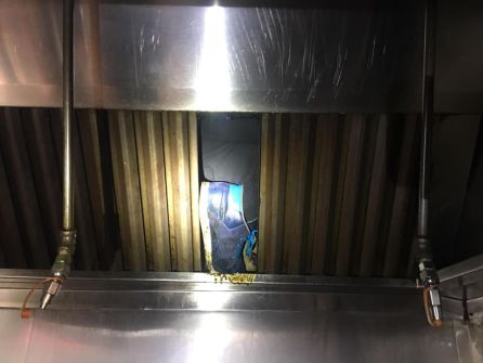 Desde el interior se podían ver los pies del hombre sin posibilidad de salir del conducto Desde el interior se podían ver los pies del hombre sin posibilidad de salir del conducto
