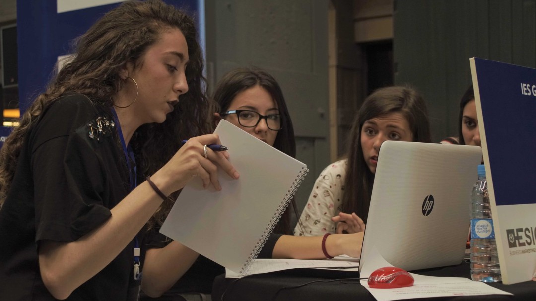 Más de la mitad de los jóvenes españoles con empleo viven con sus padres