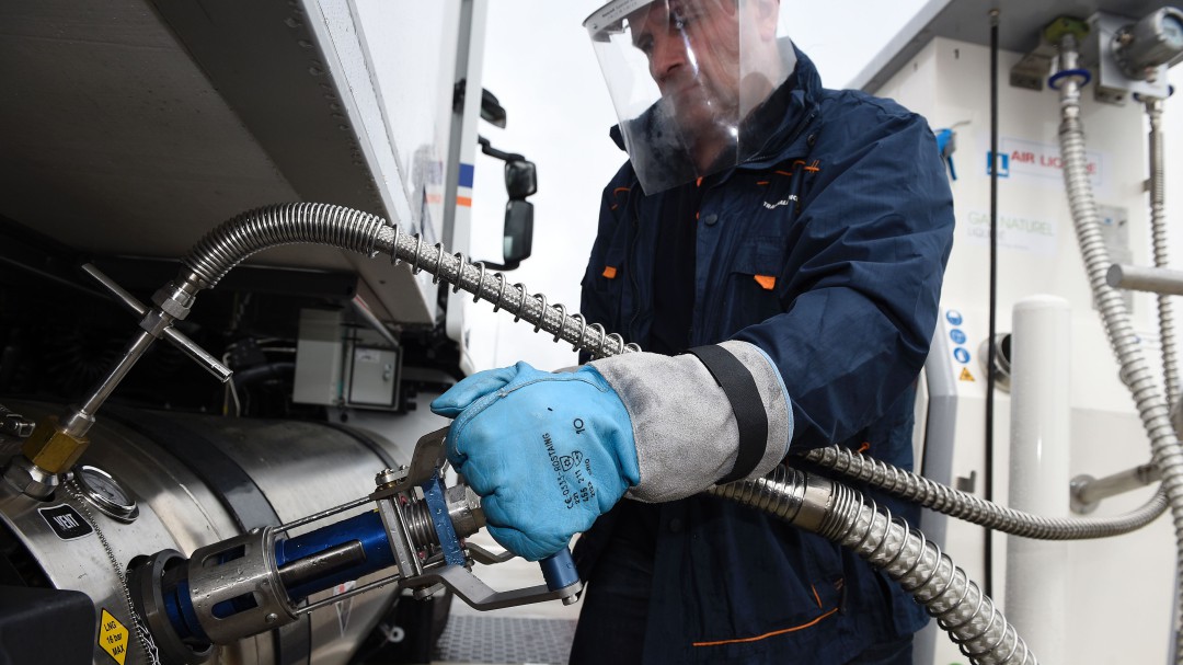 El gas natural, posible solución a medio plazo según los gasolineros