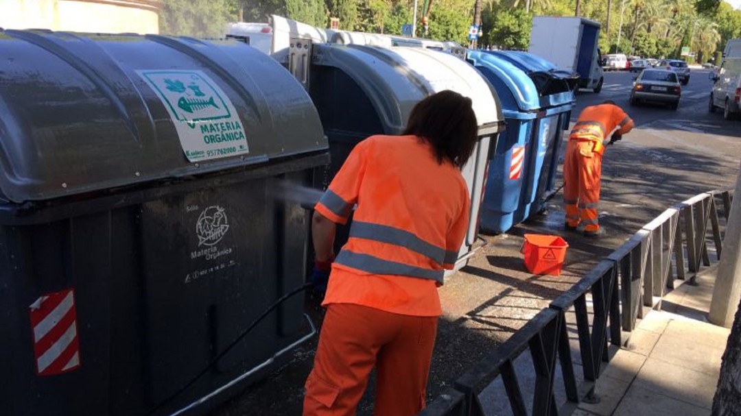 Los actos vandálicos dañan una veintena de contenedores al mes en Córdoba