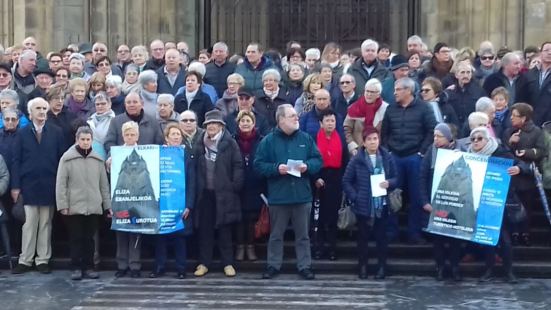 Imagen de la concentración ante la catedral del Buen Pastor Imagen de la concentración ante la catedral del Buen Pastor