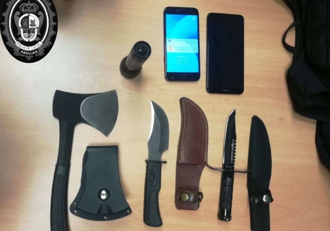 Intenta apuñalar a un agente de policía