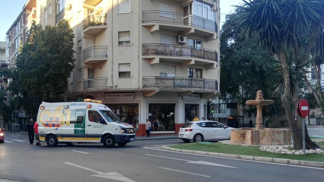 Una colisión entre un autobús de línea y un turismo deja tres heridos