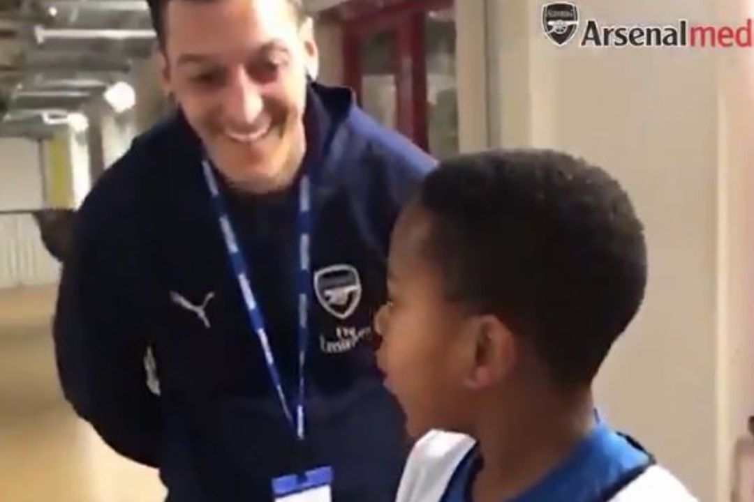 Momento en el que Özil conoce a su admirador. Momento en el que Özil conoce a su admirador.