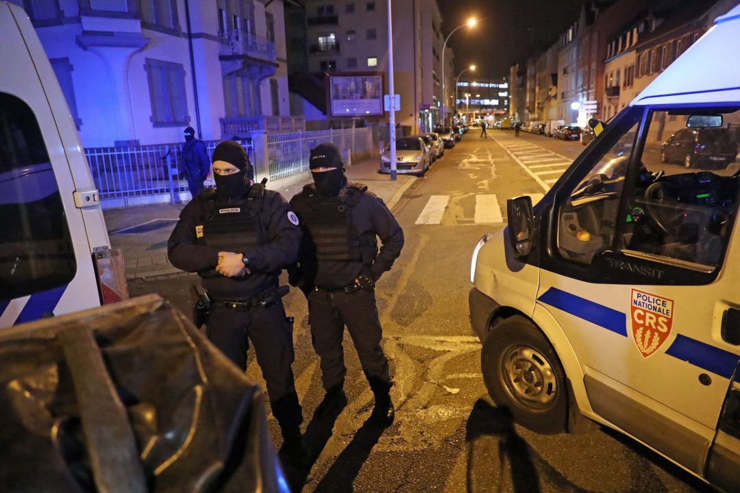 Policías franceses custodian durante un operativo en el distrito Neudorf, en Estrasburgo (Francia) Policías franceses custodian durante un operativo en el distrito Neudorf, en Estrasburgo (Francia)