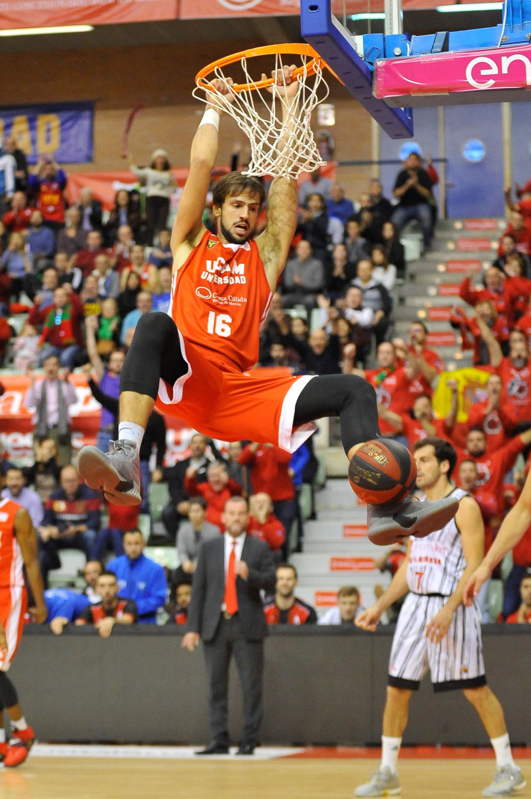 El UCAM Murcia se hace fuerte en casa gracias a su defensa y rebote (75-65) El UCAM Murcia se hace fuerte en casa gracias a su defensa y rebote (75-65)