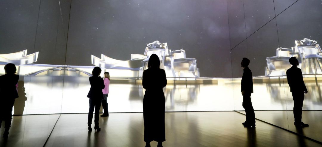 Varias personas observan un video de acercamiento sensorial sobre la historia del Museo tras la reforma de la sala ZERO en el Museo Guggenheim Bilbao Varias personas observan un video de acercamiento sensorial sobre la historia del Museo tras la reforma de la sala ZERO en el Museo Guggenheim Bilbao