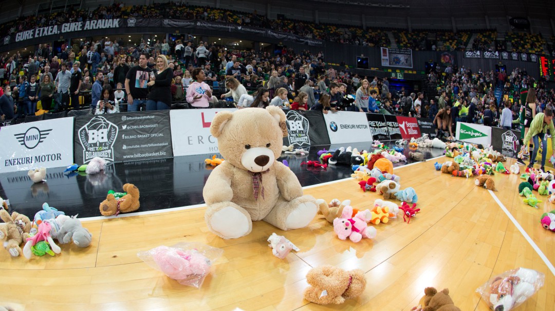 Casi 3.000 peluches donados en el partido de Bilbao Basket