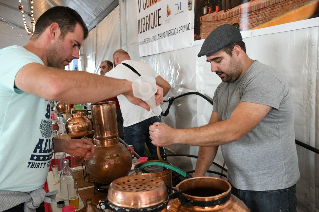 Productores de aguardiente con sus alambiques Productores de aguardiente con sus alambiques