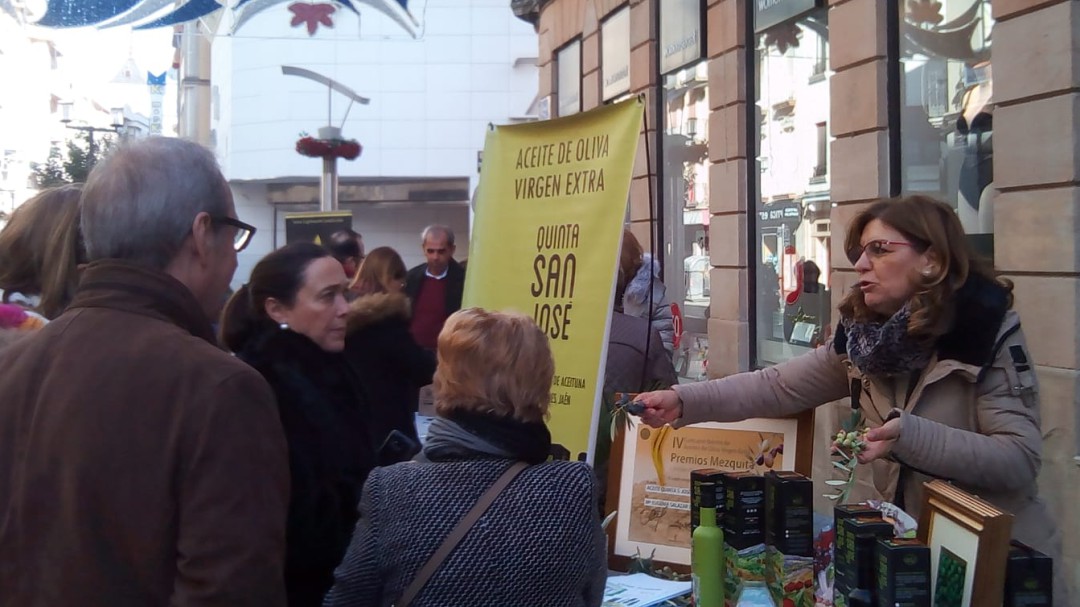 Orgullo de aceite virgen extra con sello linarense