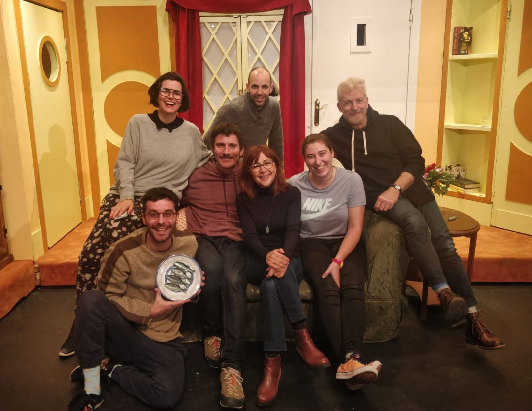 Roba Badia a l'escenari del Teatre Borràs, amb l'equip de "Pel Davant i pel darrera". Roba Badia a l'escenari del Teatre Borràs, amb l'equip de "Pel Davant i pel darrera".
