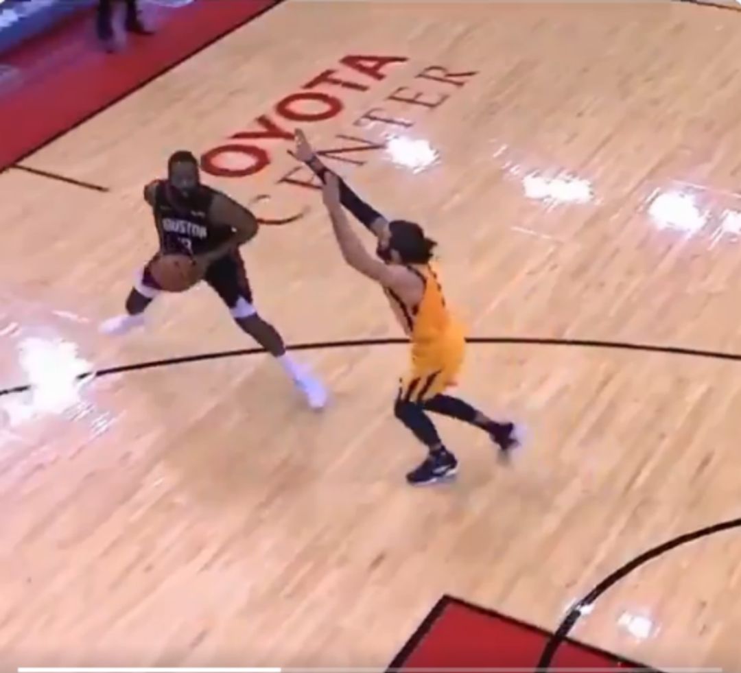 Harden, haciendo pasos durante la jugada Harden, haciendo pasos durante la jugada
