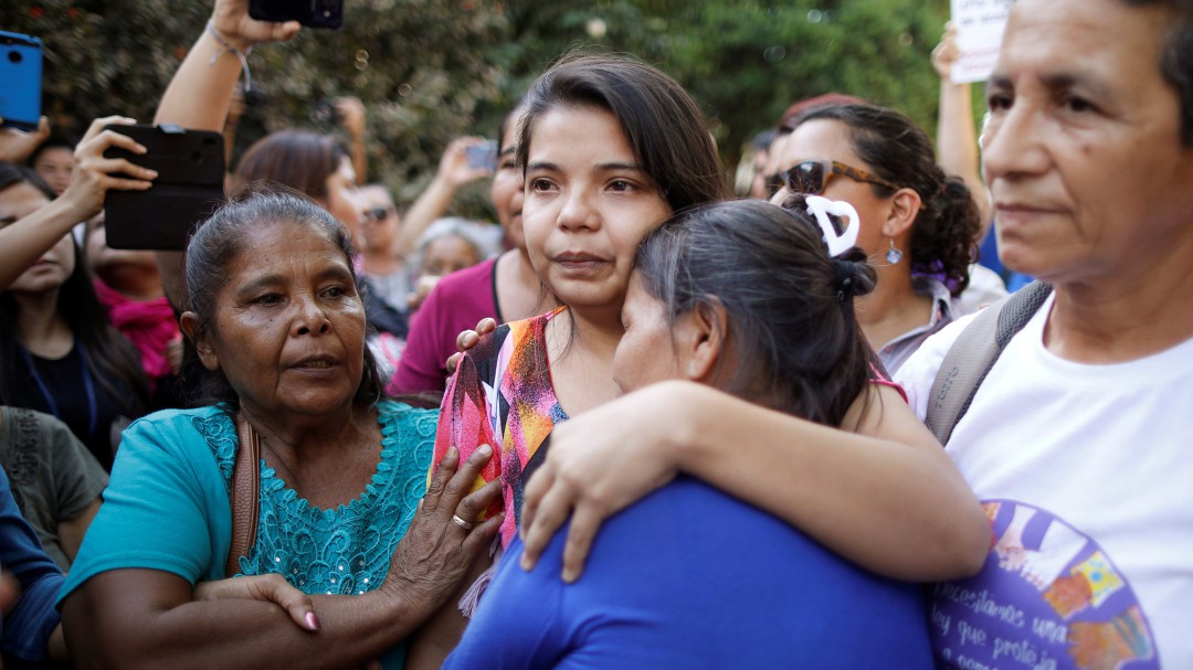 Dejan en libertad a la joven encarcelada por abortar tras sufrir una violación