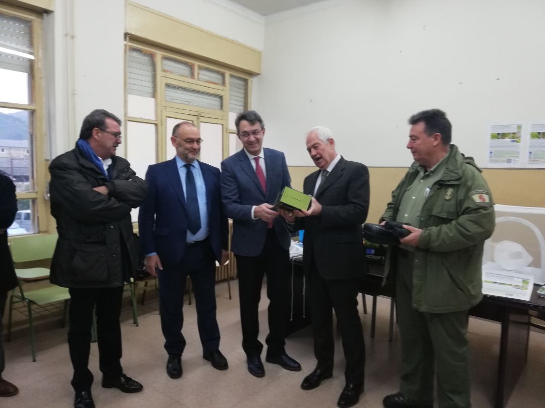 Diputación y Junta entregan material de control contra la avispilla del castaño Diputación y Junta entregan material de control contra la avispilla del castaño