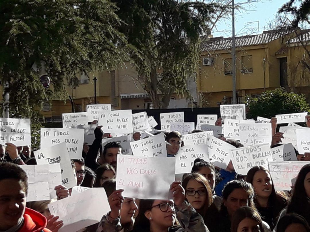 Protesta de alumnos por el asesinato de la joven profesora. Protesta de alumnos por el asesinato de la joven profesora.