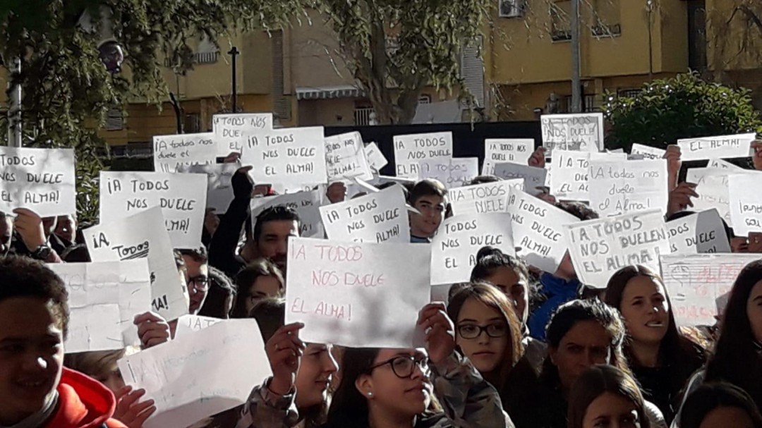 Los institutos de Guadix se concentran en repulsa por el asesinato de la joven Laura Luelmo