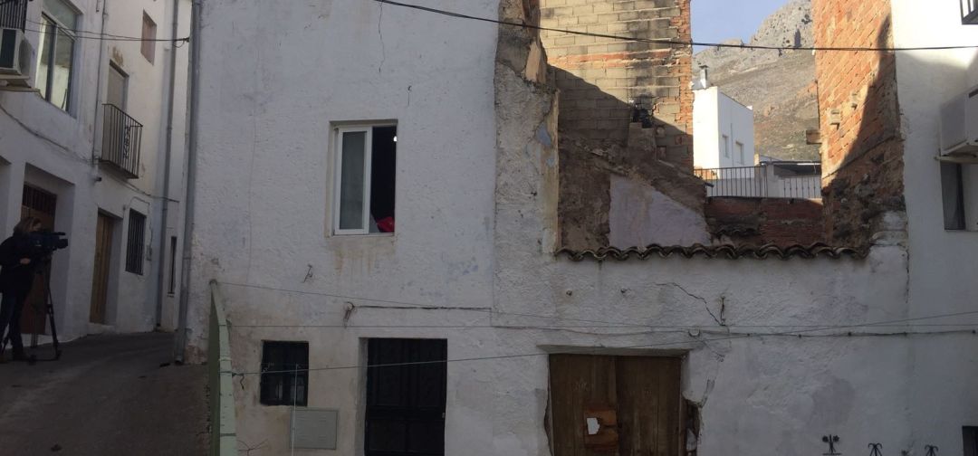 Vivienda en la que se alojaban los dos heridos por inhalación de humo en Albanchez de Mágina. Vivienda en la que se alojaban los dos heridos por inhalación de humo en Albanchez de Mágina.