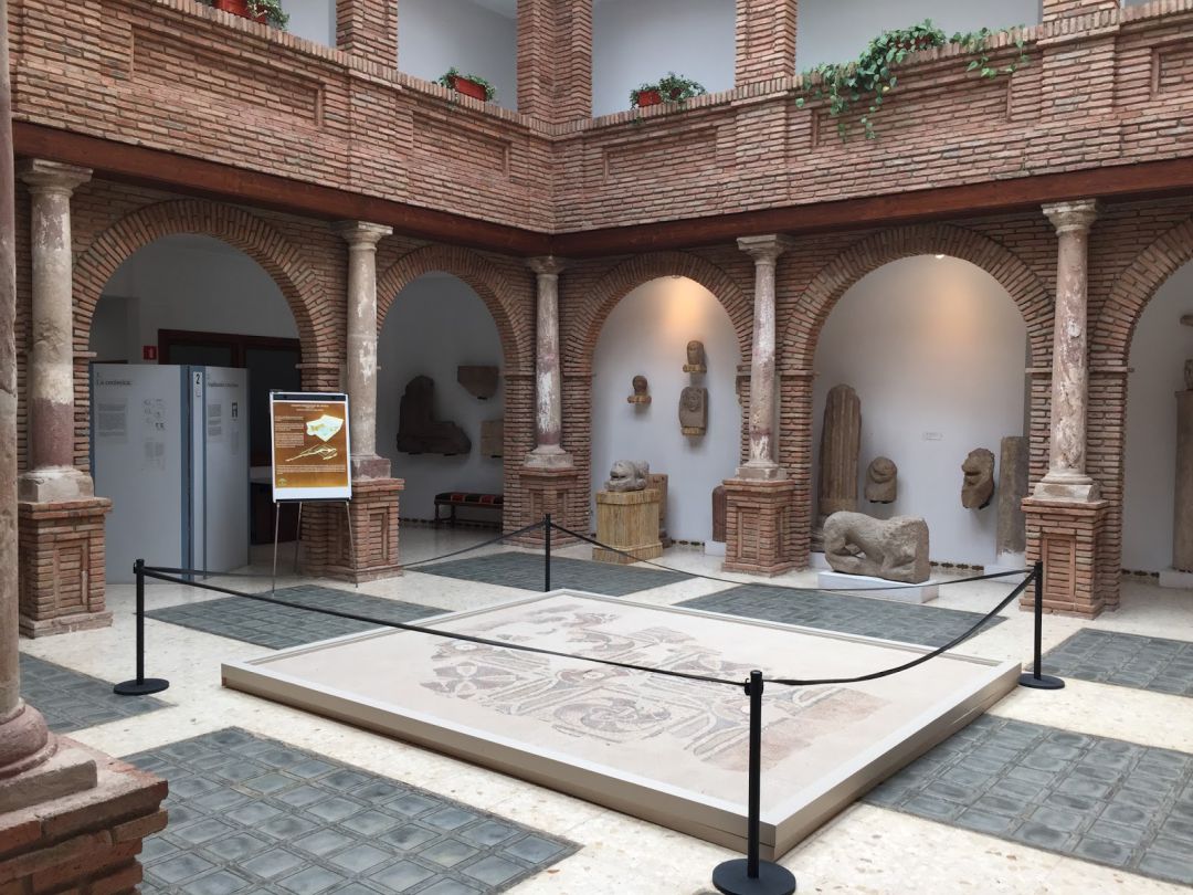 Patio central del Museo Arqueológico de Cástulo. Patio central del Museo Arqueológico de Cástulo.