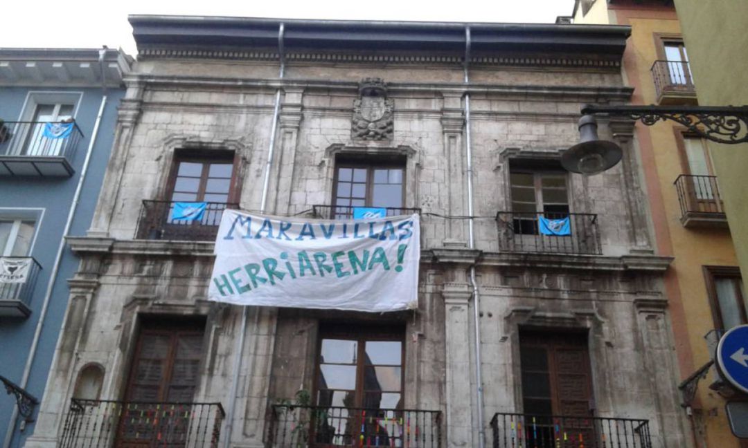 Fachada del ocupado palacio Marqués de Rozalejo en Pamplona Fachada del ocupado palacio Marqués de Rozalejo en Pamplona