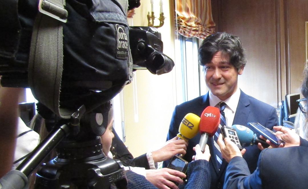 Arturo Barral atiende a los medios de comunicación en su despacho Arturo Barral atiende a los medios de comunicación en su despacho
