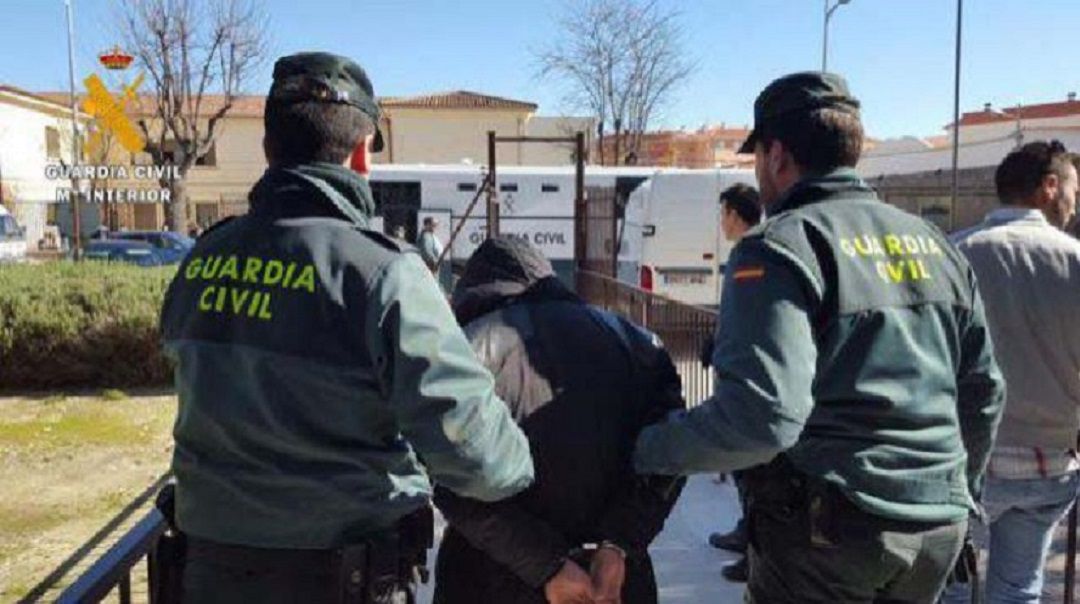 Agentes de la Guardia Civil practicando una detención Agentes de la Guardia Civil practicando una detención