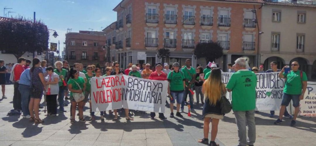 Los vecinos afectados de la calle Juan Gris en una movilización Los vecinos afectados de la calle Juan Gris en una movilización