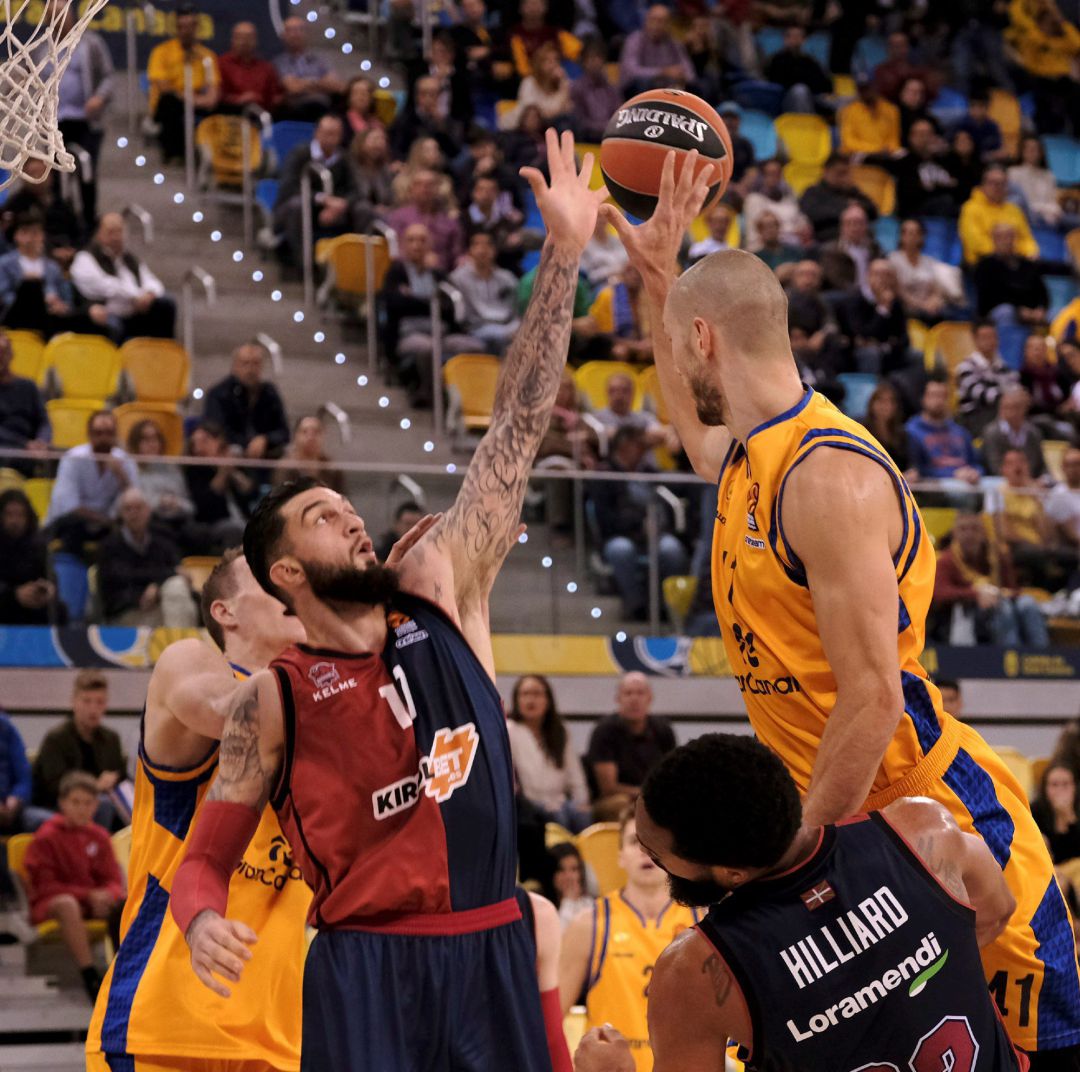 Poirier trata de cortar un pase de Kim Tillie en Gran Canaria. Poirier trata de cortar un pase de Kim Tillie en Gran Canaria.
