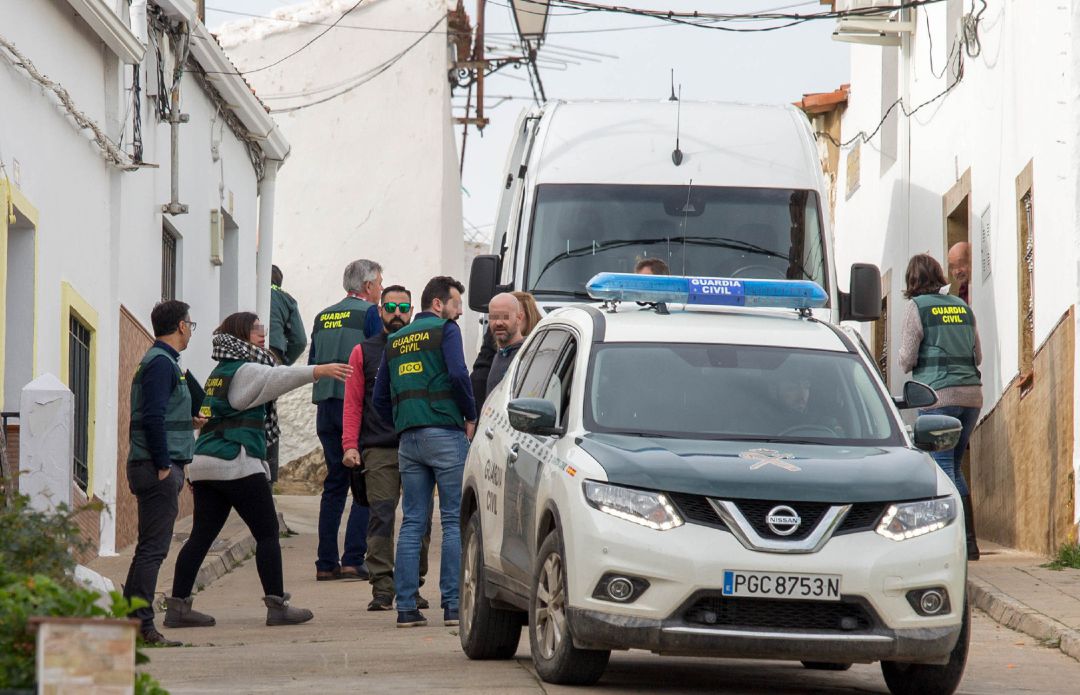 La Guardia Civil se traslada a la calle donde vivía Laura Luelmo en El Campillo para buscar pruebas
La Guardia Civil se traslada a la calle donde vivía Laura Luelmo en El Campillo para buscar pruebas