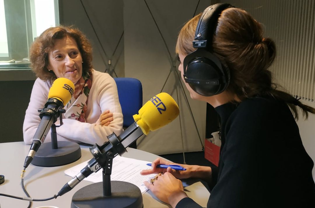 Julia Navarro, junto a Macarena Berlín en los estudios de la Cadena SER Julia Navarro, junto a Macarena Berlín en los estudios de la Cadena SER