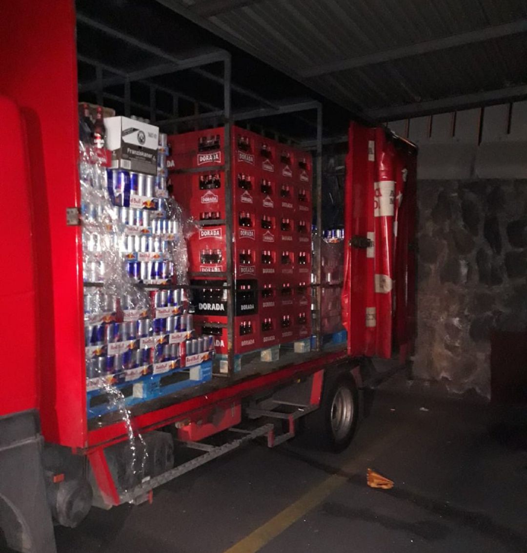 Policía Local: Detenida al ser sorprendida robando bebidas de un camión de reparto Policía Local: Detenida al ser sorprendida robando bebidas de un camión de reparto
