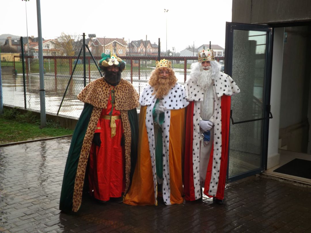 Visita de los Reyes Magos al CEIP Gloria Fuertes de Muriedas Visita de los Reyes Magos al CEIP Gloria Fuertes de Muriedas