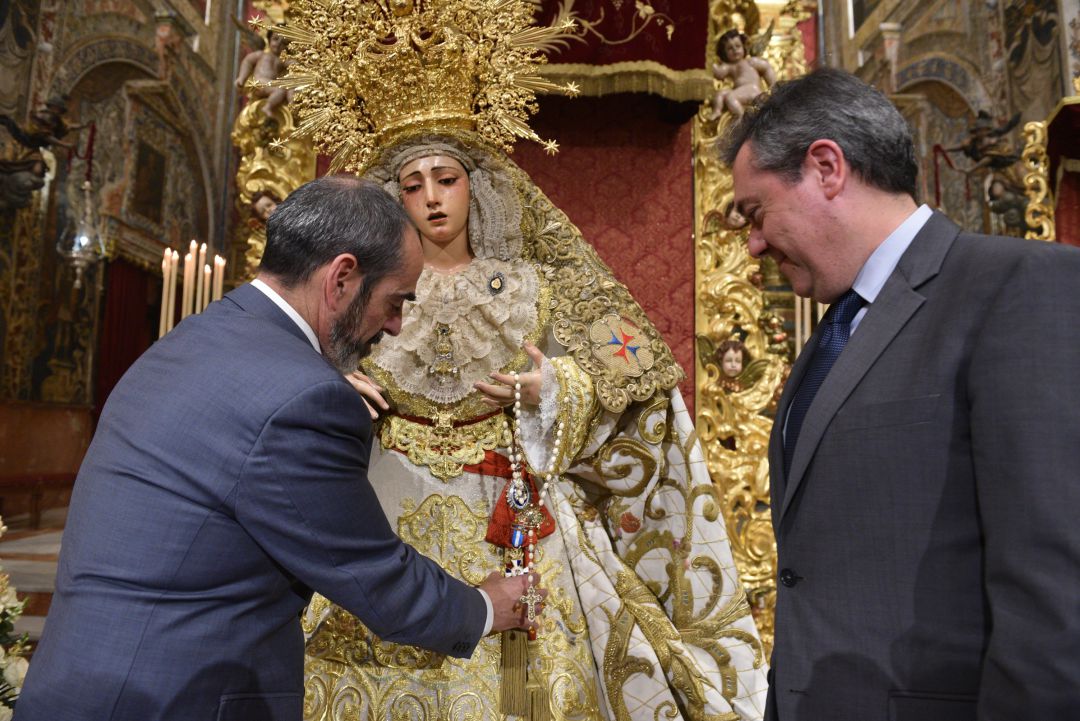 El alcalde de Sevilla, Juan Espadas, junto al hermano mayor de La Trinidad, Juan Manuel Piñas, impone a la Virgen de la Esperanza la Cruz al Mérito con Distintivo Blanco de la Policía Local El alcalde de Sevilla, Juan Espadas, junto al hermano mayor de La Trinidad, Juan Manuel Piñas, impone a la Virgen de la Esperanza la Cruz al Mérito con Distintivo Blanco de la Policía Local