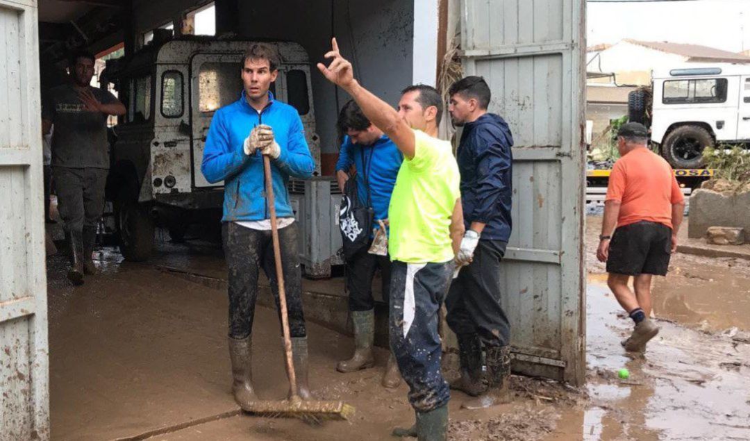 Rafa Nadal ayuda durante las inundaciones de Sant Llorenç Rafa Nadal ayuda durante las inundaciones de Sant Llorenç