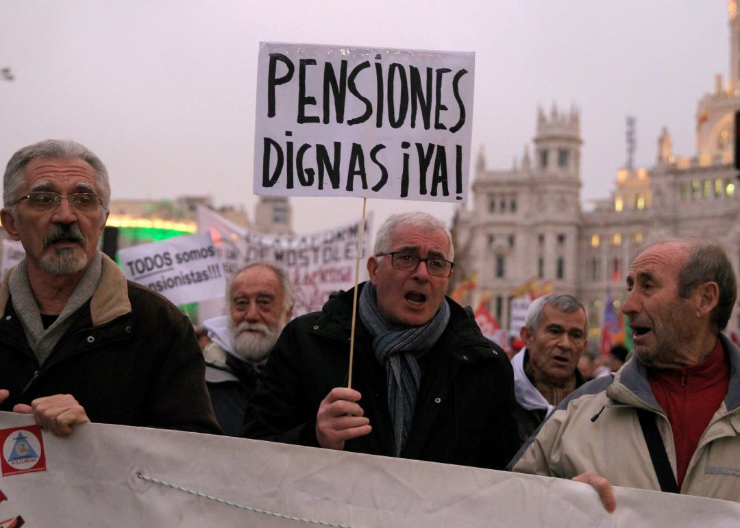Manifestación en las calles de Madrid en defensa de la mejora de las pensiones, el mantenimiento del sistema público y la pensión mínima de 1.080 euros al mes. Manifestación en las calles de Madrid en defensa de la mejora de las pensiones, el mantenimiento del sistema público y la pensión mínima de 1.080 euros al mes.
