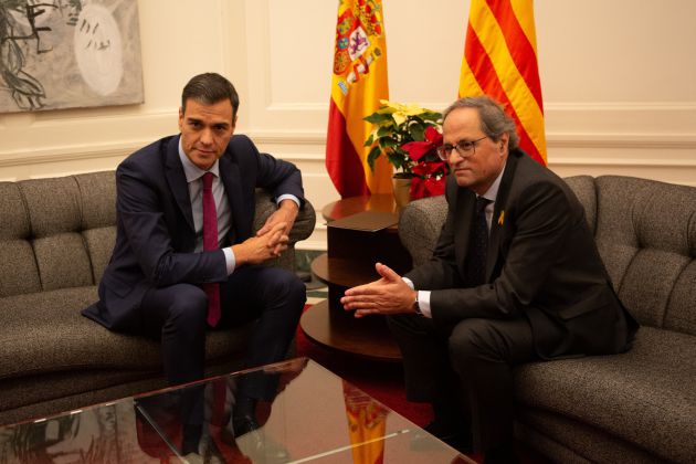 Pedro Sánchez, Quim Torra y las flores de Pascua amarillas y rojas. Pedro Sánchez, Quim Torra y las flores de Pascua amarillas y rojas.