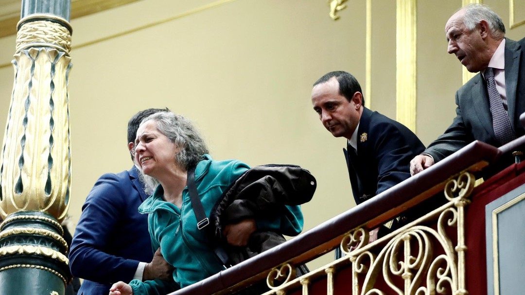 Ana Pastor ordena el desalojo de varios miembros de la PAH durante el pleno del Congreso