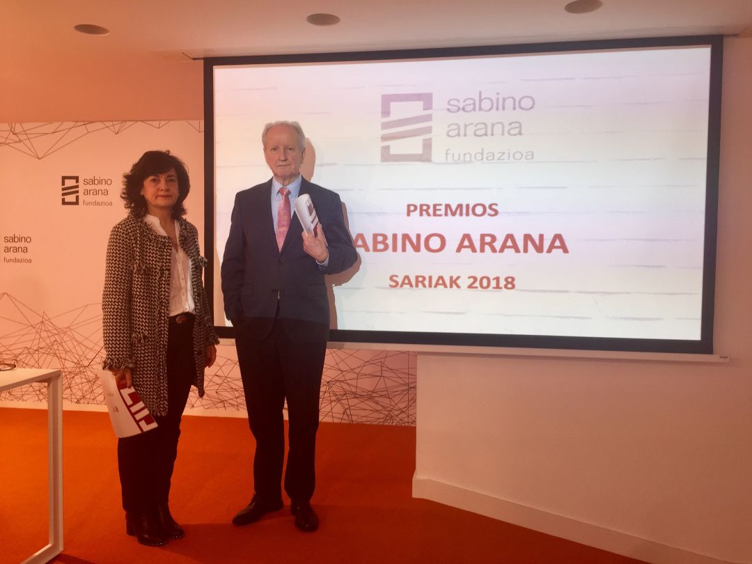 La directora de la Fundación Sabino Arana, Irune Zuluaga, y el presidente, Juan María Atutxa durante la rueda de prensa en la que han dado a conocer el nombre de los premiados La directora de la Fundación Sabino Arana, Irune Zuluaga, y el presidente, Juan María Atutxa durante la rueda de prensa en la que han dado a conocer el nombre de los premiados