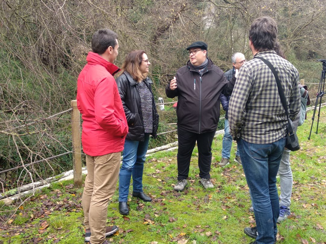 Guillem Ferrer de Càritas explica el proyecto 'Arbres d'Algendar' a los responsables del Consell encabezados por Susana Mora. Guillem Ferrer de Càritas explica el proyecto 'Arbres d'Algendar' a los responsables del Consell encabezados por Susana Mora.