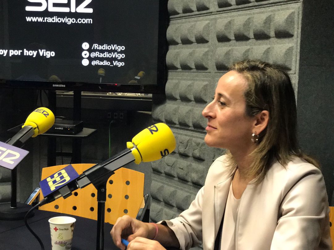 Ethel Vázquez en los estudios de Radio Vigo Ethel Vázquez en los estudios de Radio Vigo