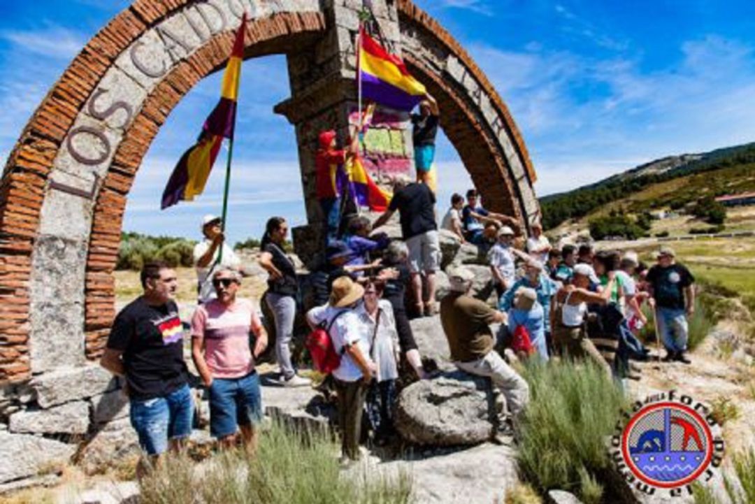 Un acto anterior de protesta en el monumento del Puerto del Pico Un acto anterior de protesta en el monumento del Puerto del Pico