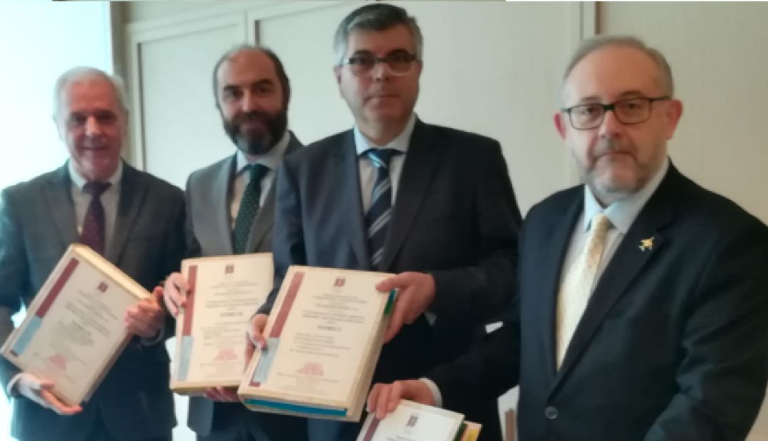 Representantes de CRIA, la propietaria del aeropuerto, con las escrituras en mano. Representantes de CRIA, la propietaria del aeropuerto, con las escrituras en mano.