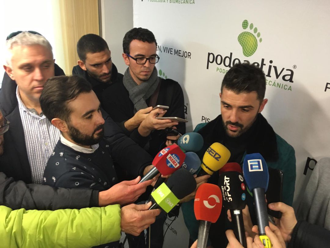 David Villa atiende a los medios en su paso por Gijón. David Villa atiende a los medios en su paso por Gijón.