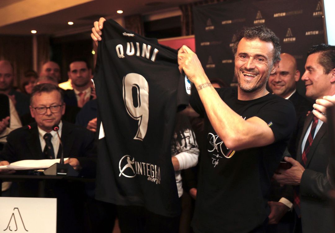 Luis Enrique: "A mí también me apetece jugar el partido de Gijón. ¿Puedo convocarme a mí mismo?" Luis Enrique: "A mí también me apetece jugar el partido de Gijón. ¿Puedo convocarme a mí mismo?"
