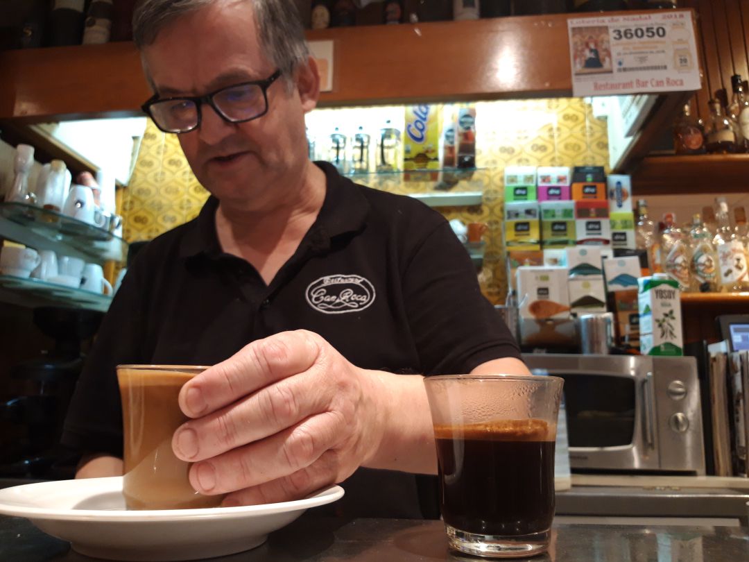 Narciso lleva 46 años sirviendo cafés en Can Roca. Narciso lleva 46 años sirviendo cafés en Can Roca.
