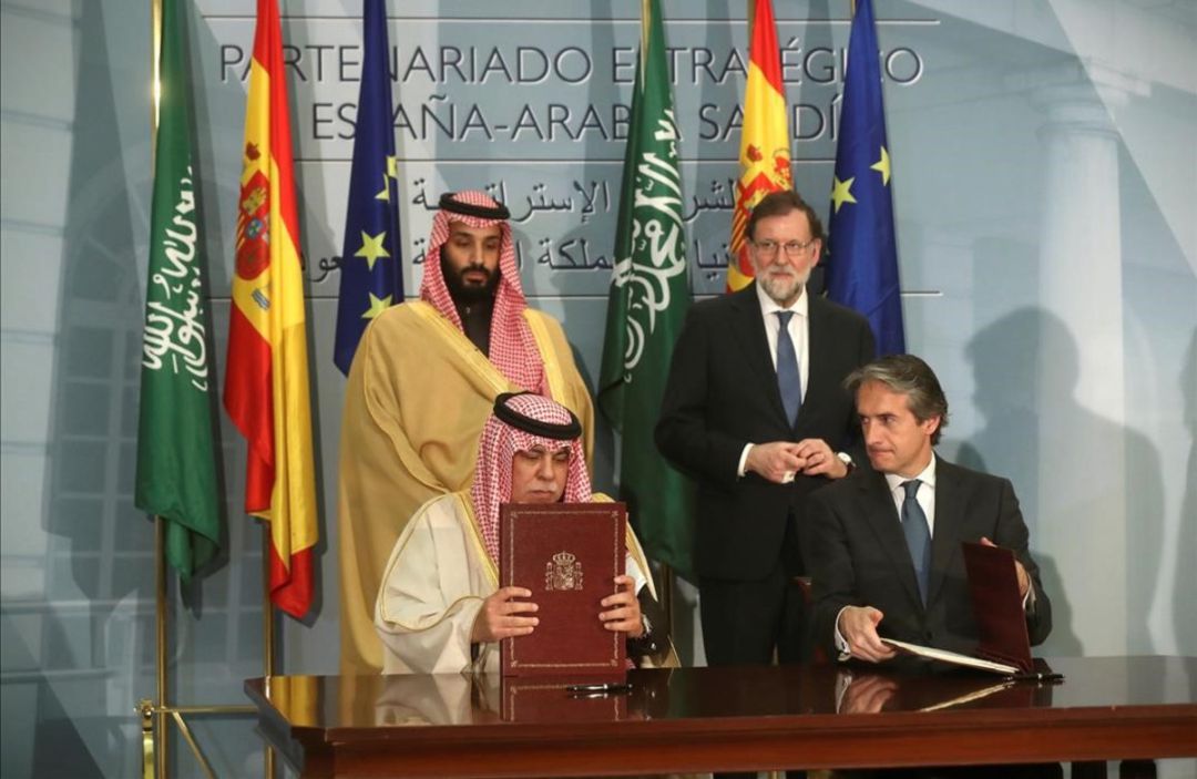 El expresidente Rajoy, con el principe heredero de Arabia Saudi,Mohamed Bin Salman Bin Abdulaziz Al Saud, durante la firma de diversos acuerdos en Madrid. El expresidente Rajoy, con el principe heredero de Arabia Saudi,Mohamed Bin Salman Bin Abdulaziz Al Saud, durante la firma de diversos acuerdos en Madrid.
